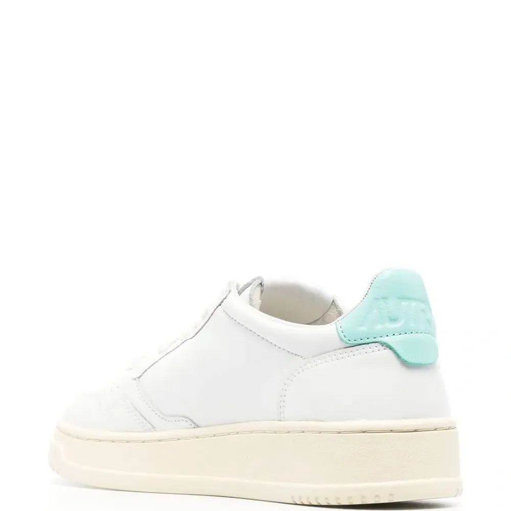 Кроссовки с нашивкой-логотипом