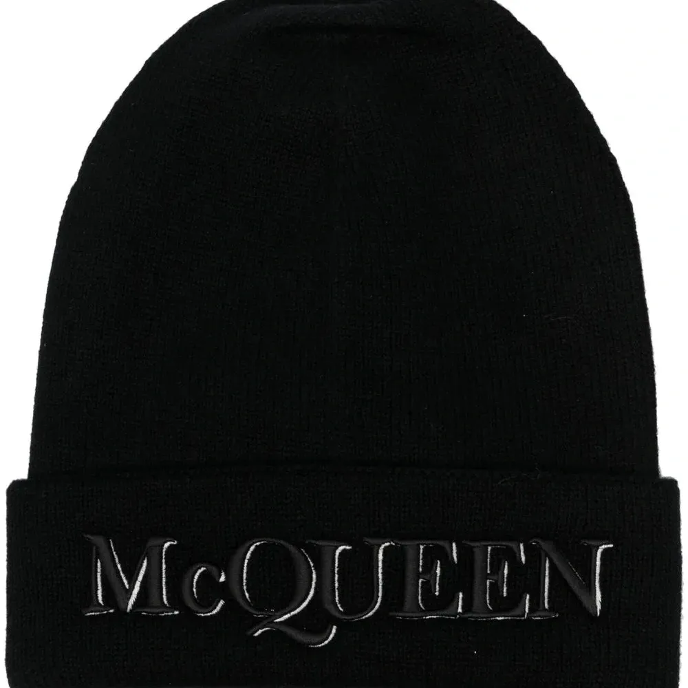 Кашемировая шапка бини с вышитым логотипом Кашемировая шапка бини с вышитым логотипом