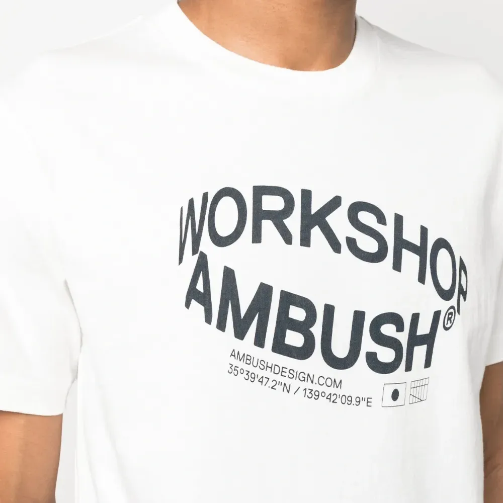 Футболка Revolve с логотипом