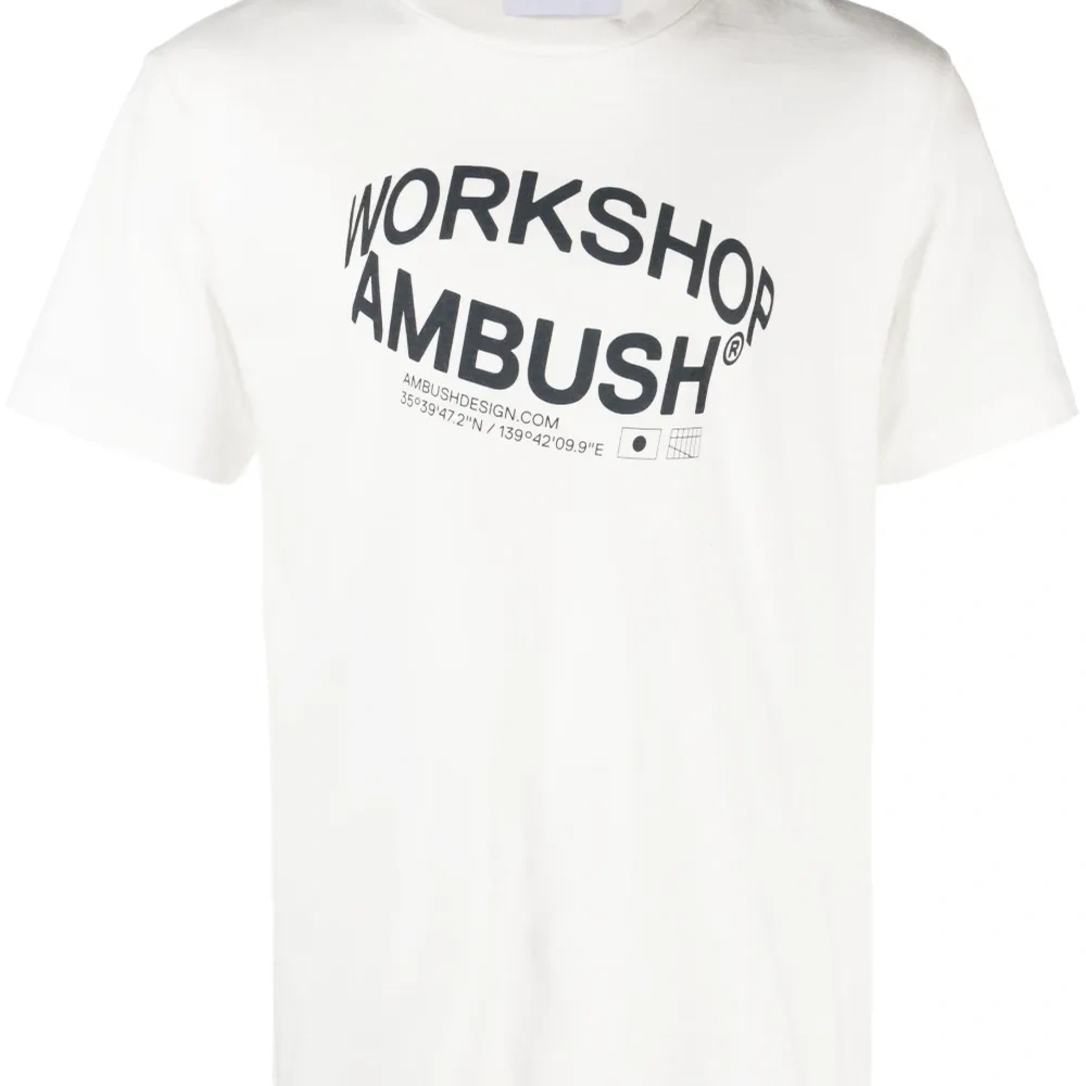 Футболка Revolve с логотипом