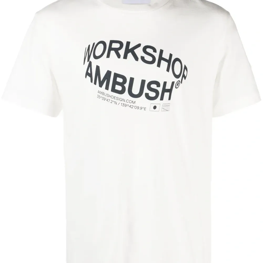 Футболка Revolve с логотипом