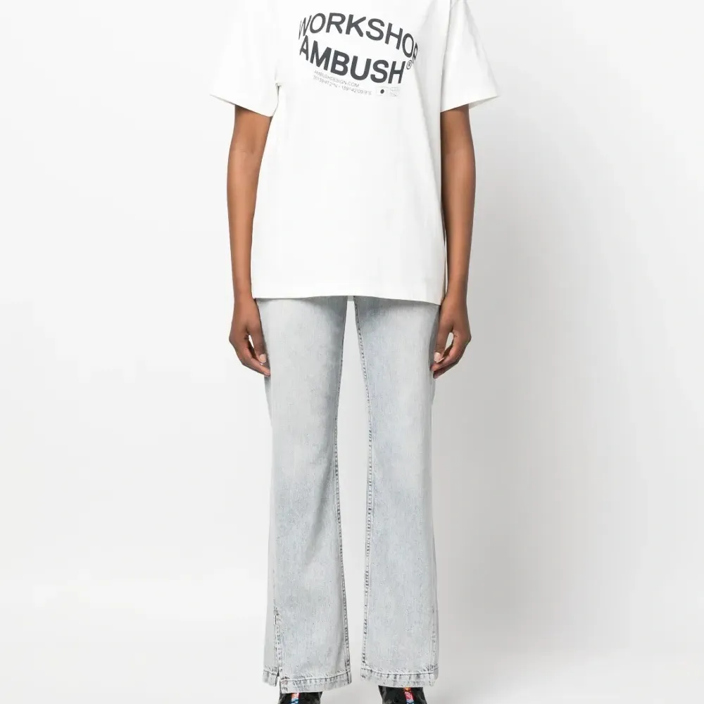 Футболка Revolve с логотипом