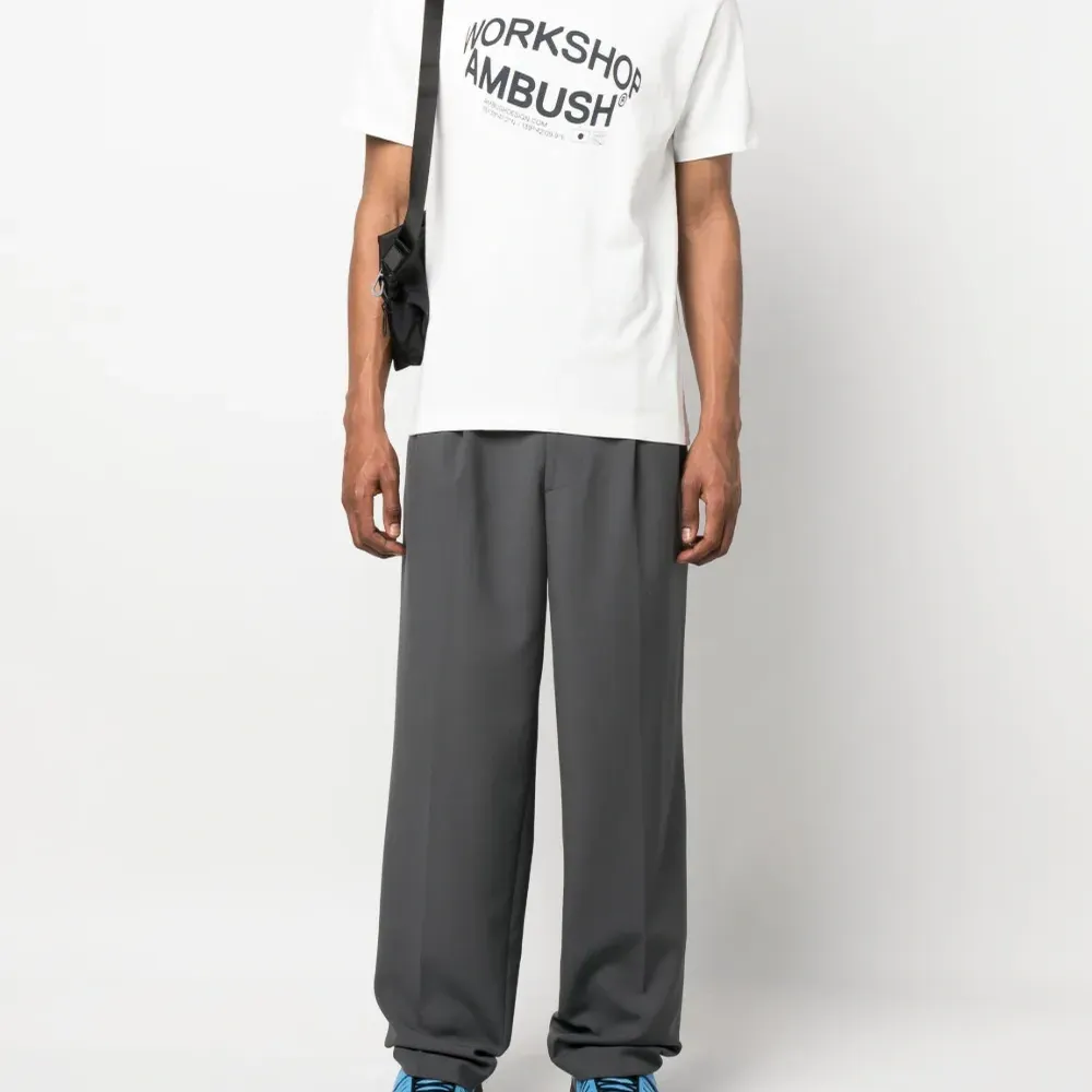 Футболка Revolve с логотипом