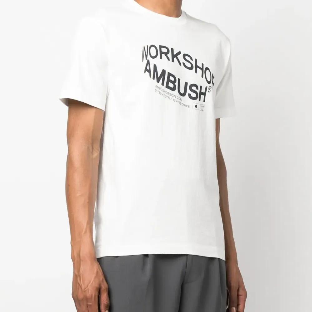 Футболка Revolve с логотипом