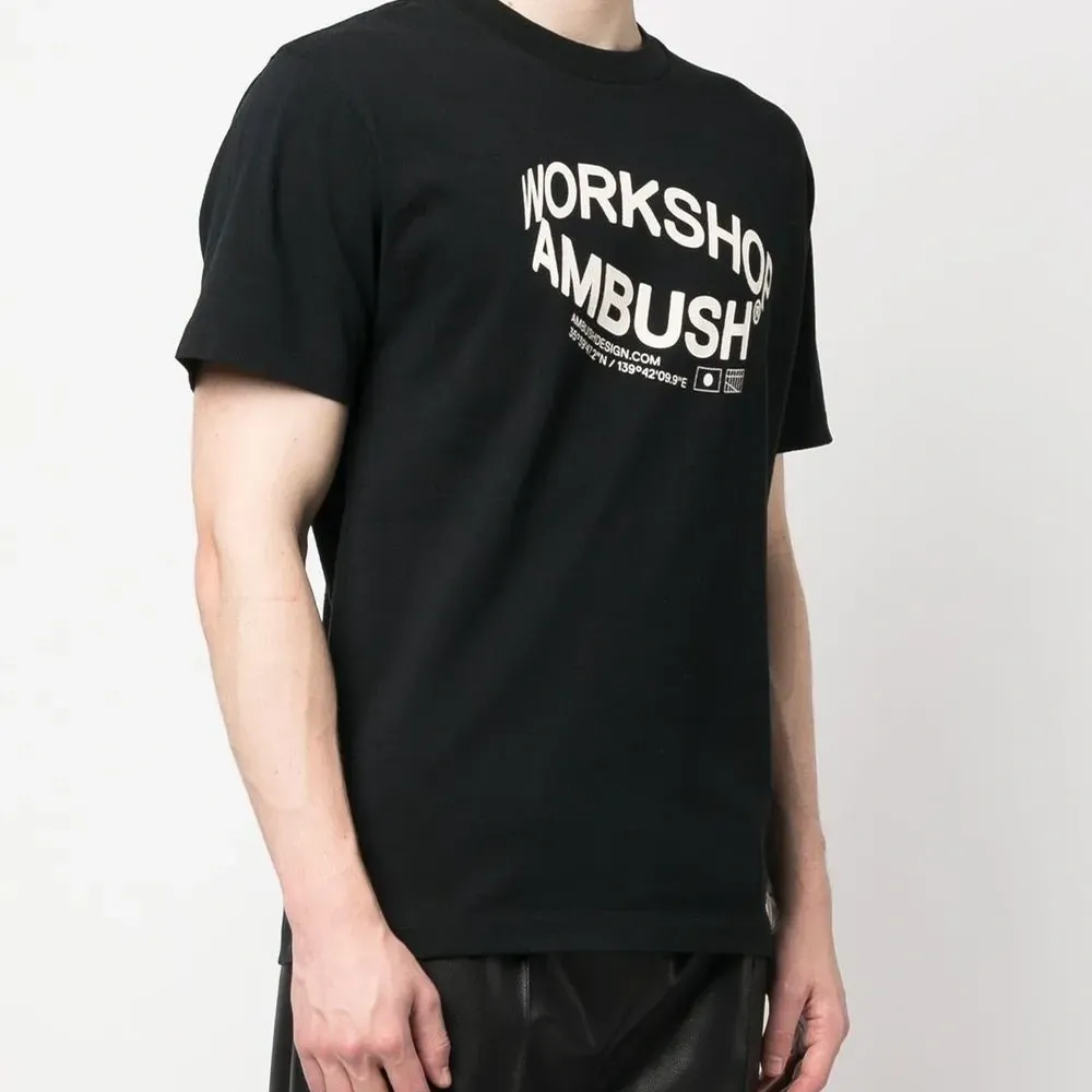 Футболка Revolve с логотипом