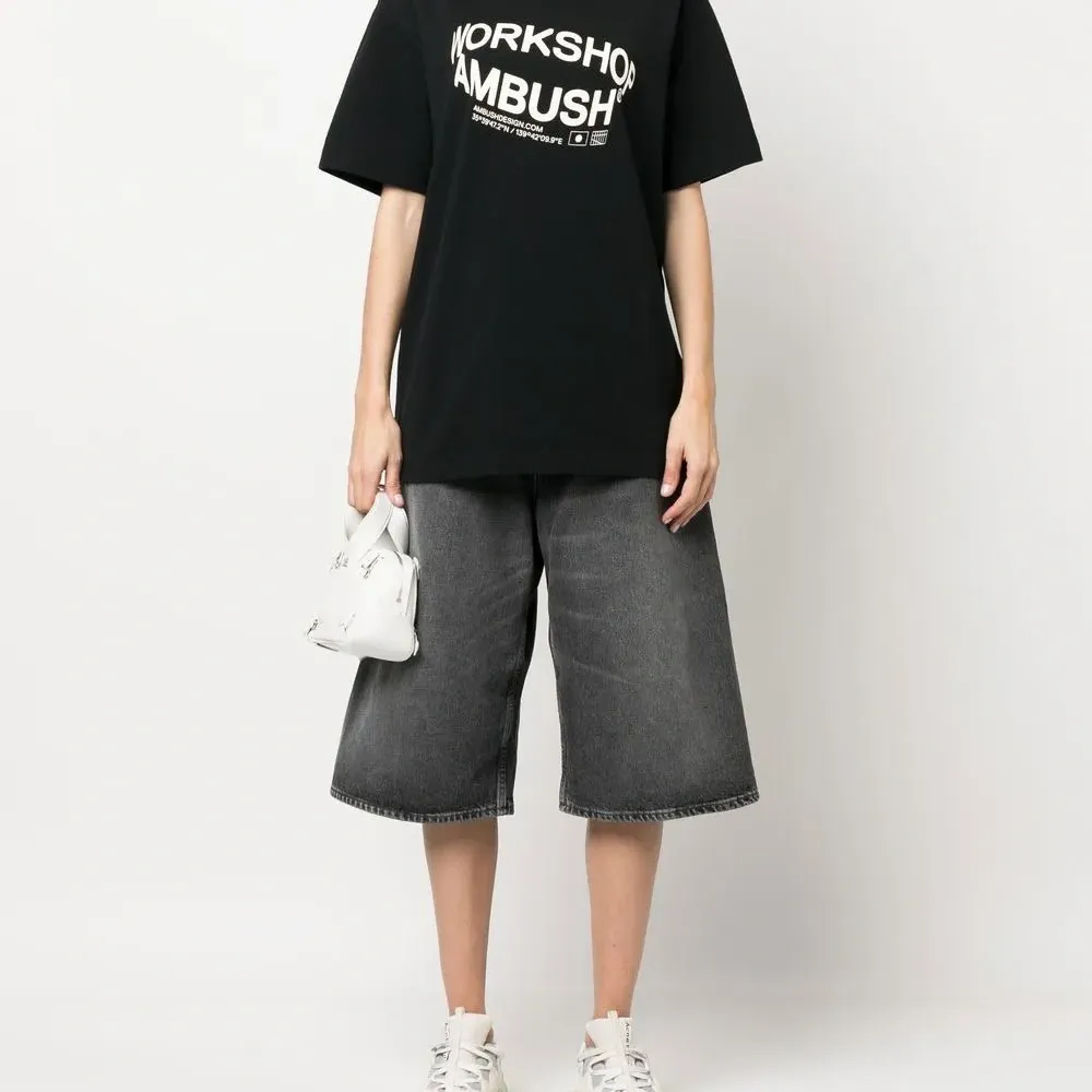 Футболка Revolve с логотипом