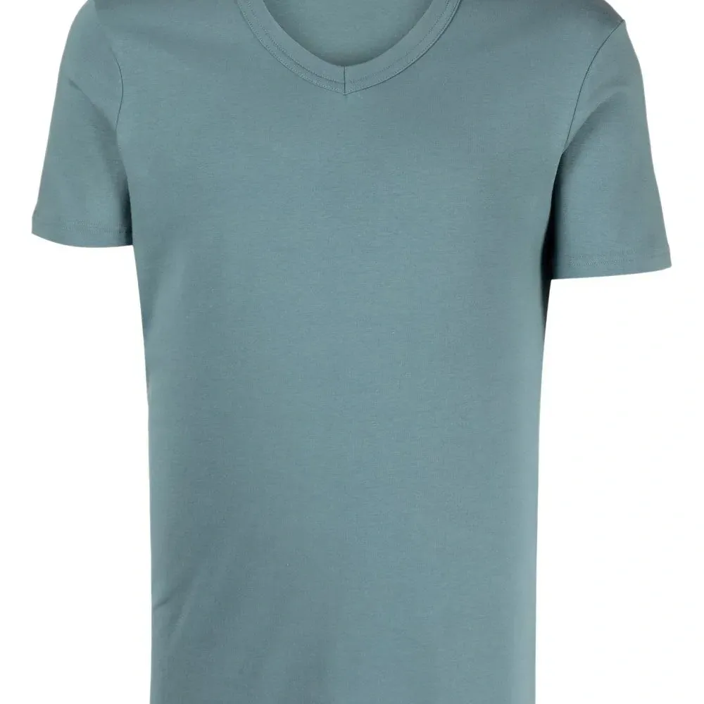 Футболка с V-образным вырезом