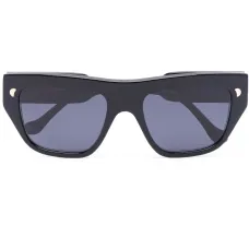 Солнцезащитные очки с затемненными линзами