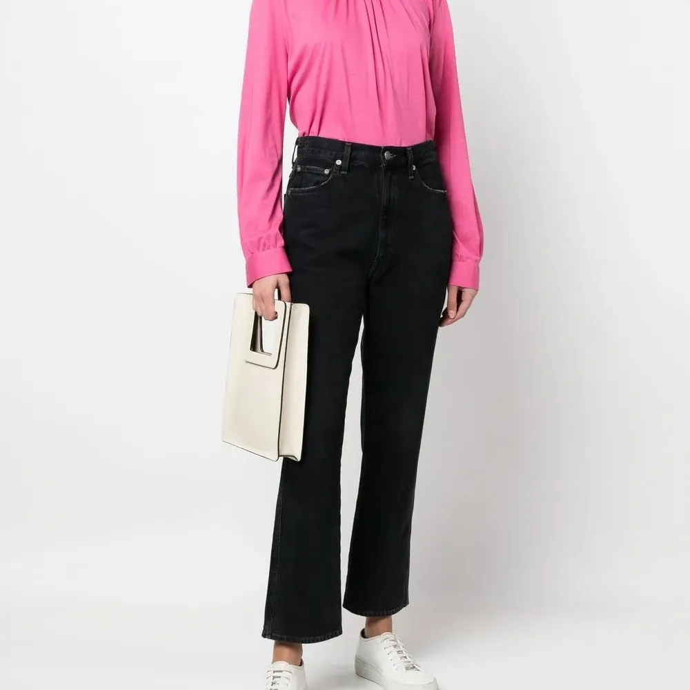 Блузка с высоким воротником и сборками