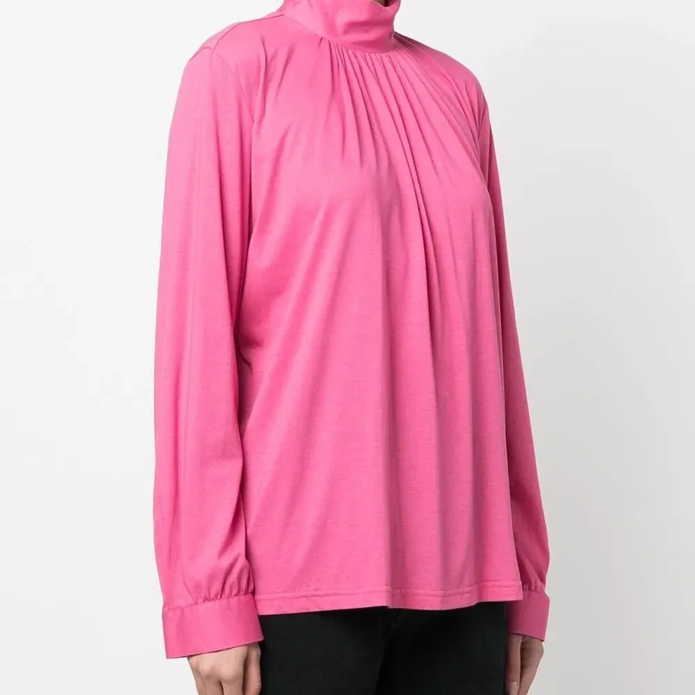 Блузка с высоким воротником и сборками