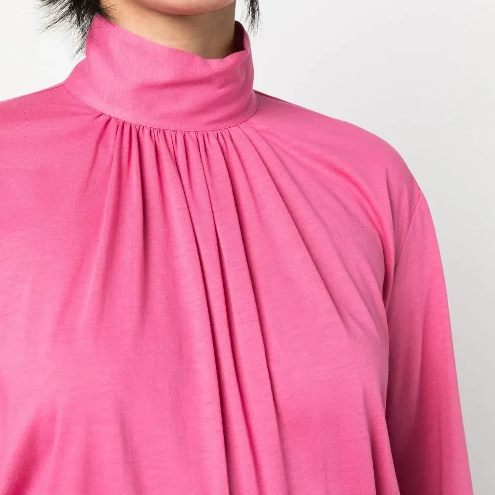 Блузка с высоким воротником и сборками