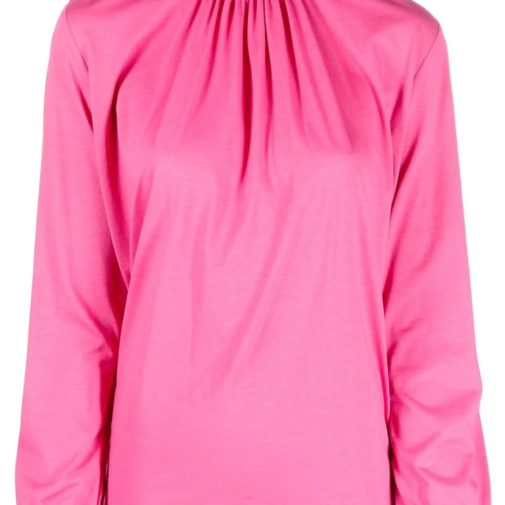 Блузка с высоким воротником и сборками