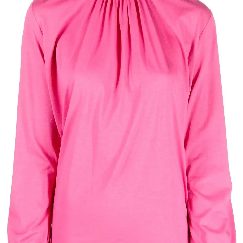 Блузка с высоким воротником и сборками