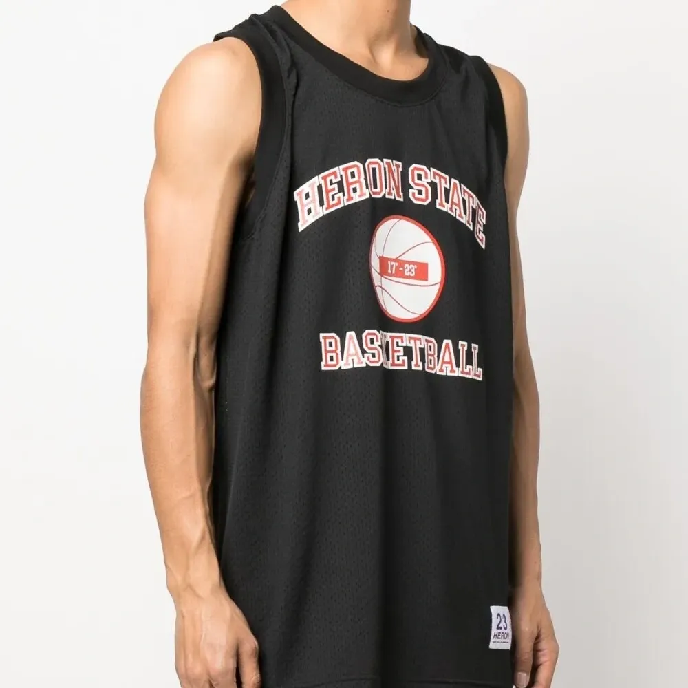 Топ с графичным принтом