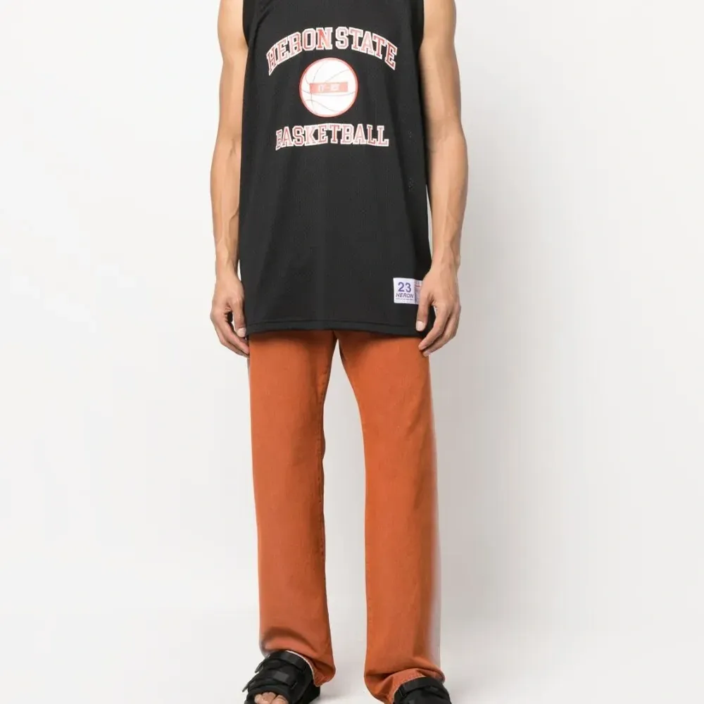 Топ с графичным принтом