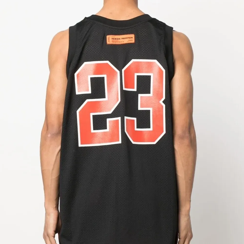 Топ с графичным принтом