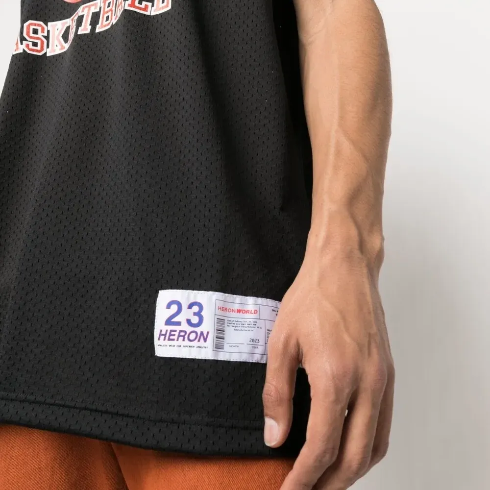 Топ с графичным принтом