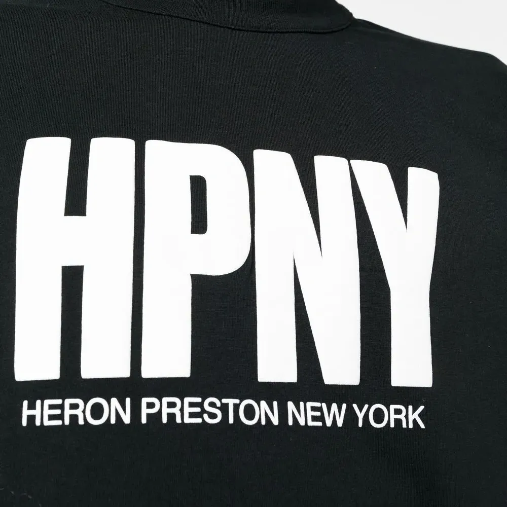 Футболка с логотипом