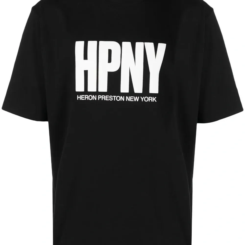 Футболка с логотипом