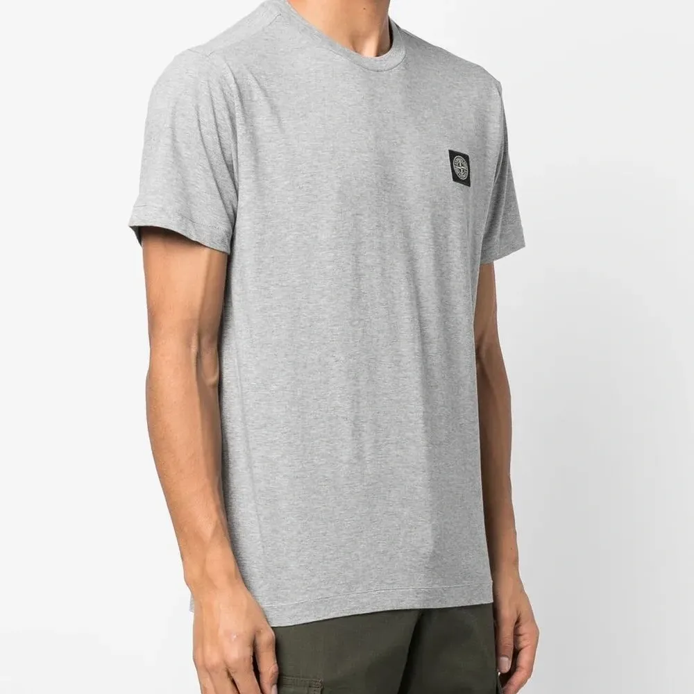 Футболка с нашивкой-логотипом