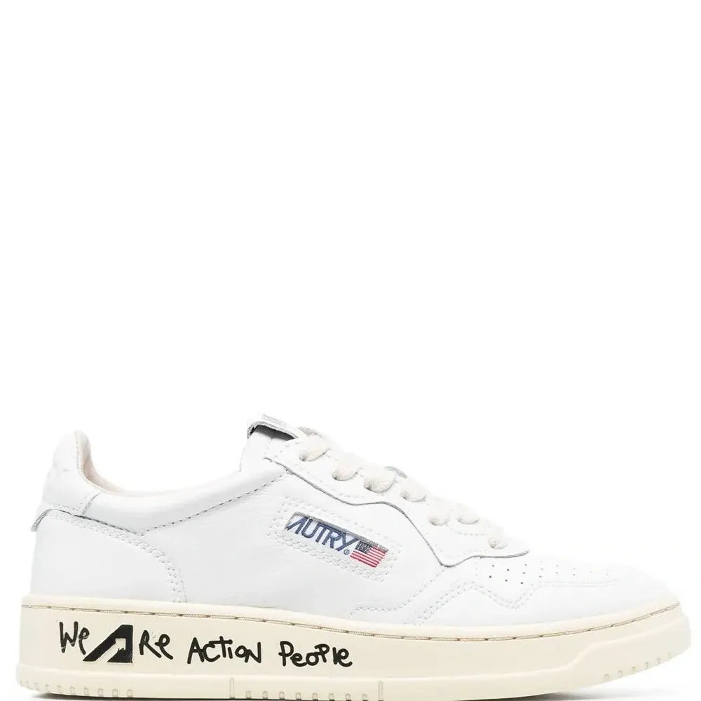 Кроссовки с нашивкой-логотипом