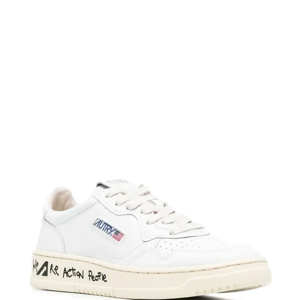 Кроссовки с нашивкой-логотипом