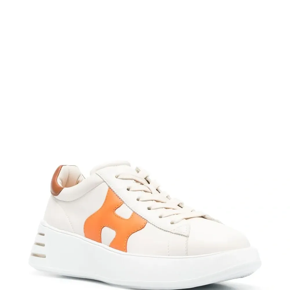 Кроссовки с нашивкой-логотипом