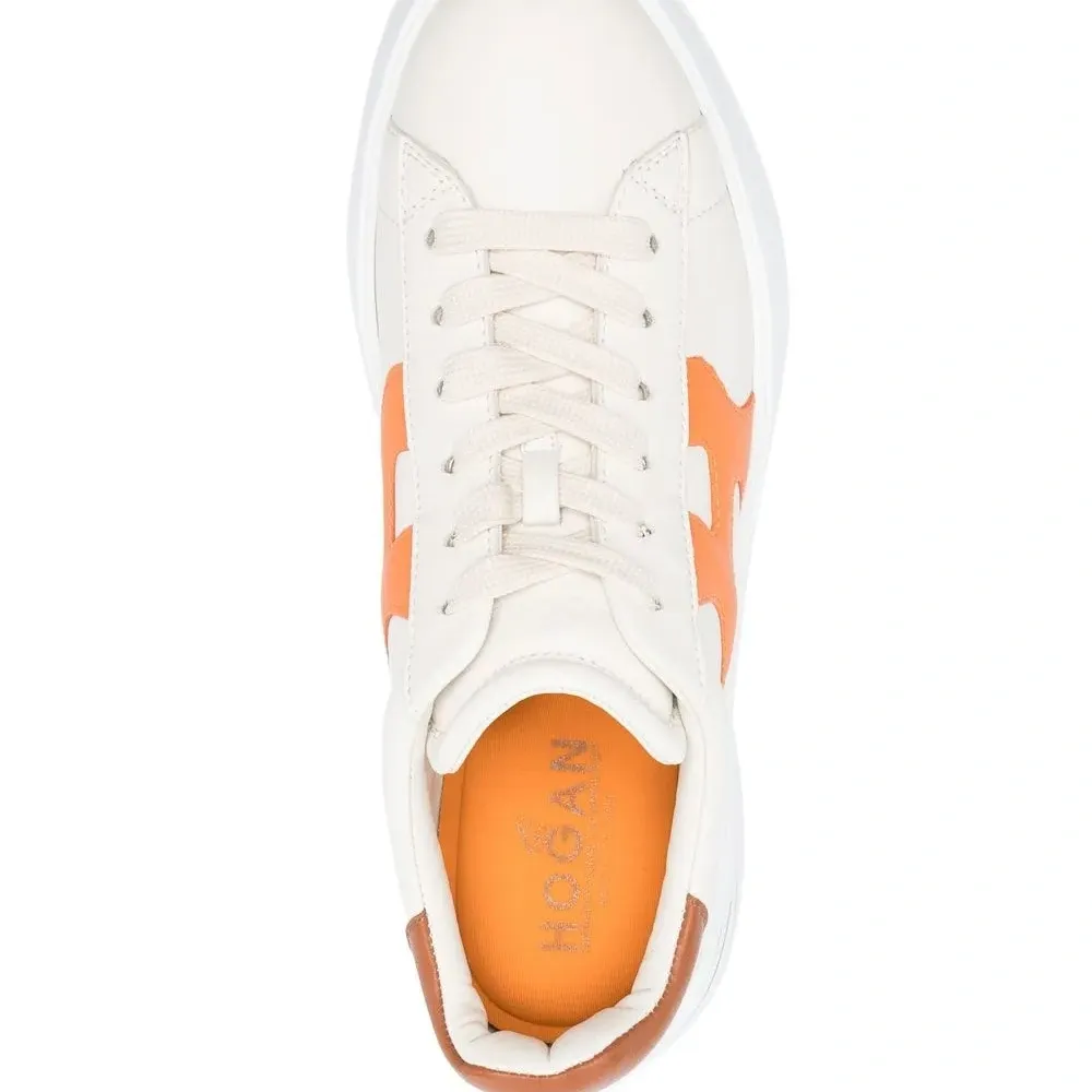 Кроссовки с нашивкой-логотипом