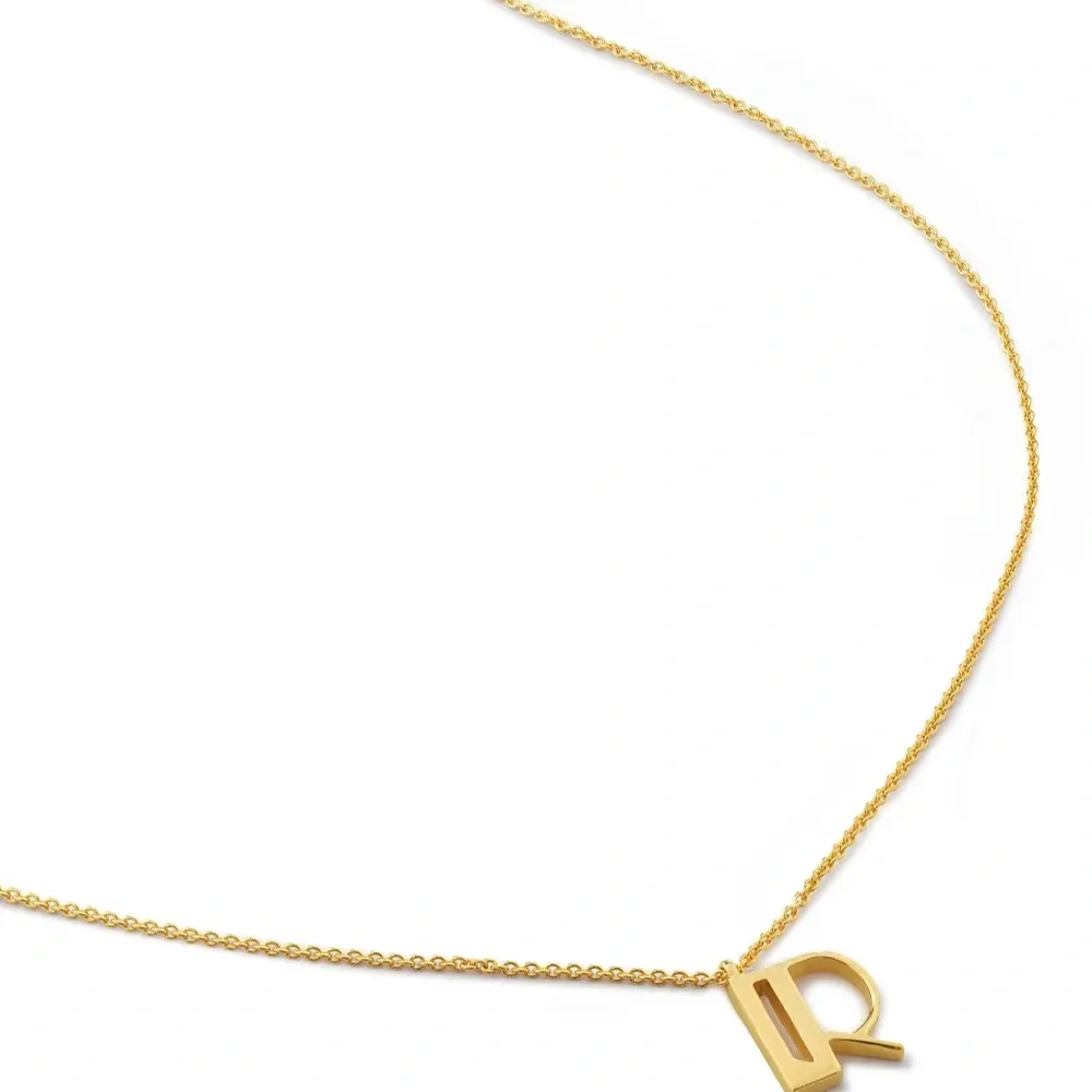 Позолоченное колье с подвеской R