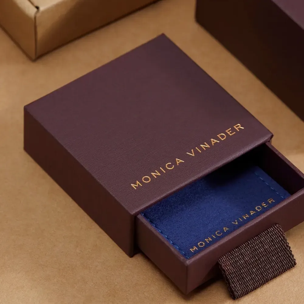 Позолоченное колье с подвеской R