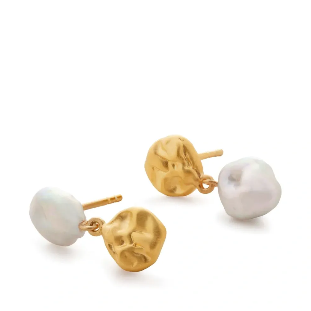 Серьги-гвоздики Keshi из коллаборации с Mother of Pearl