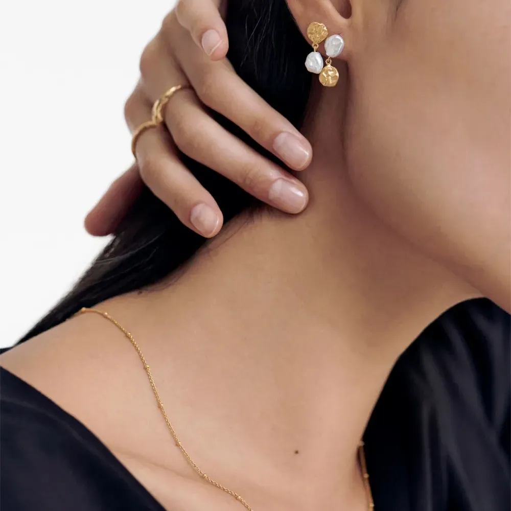 Серьги-гвоздики Keshi из коллаборации с Mother of Pearl