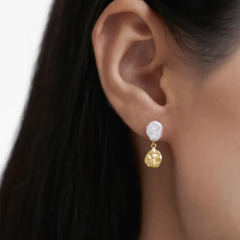 Серьги-гвоздики Keshi из коллаборации с Mother of Pearl