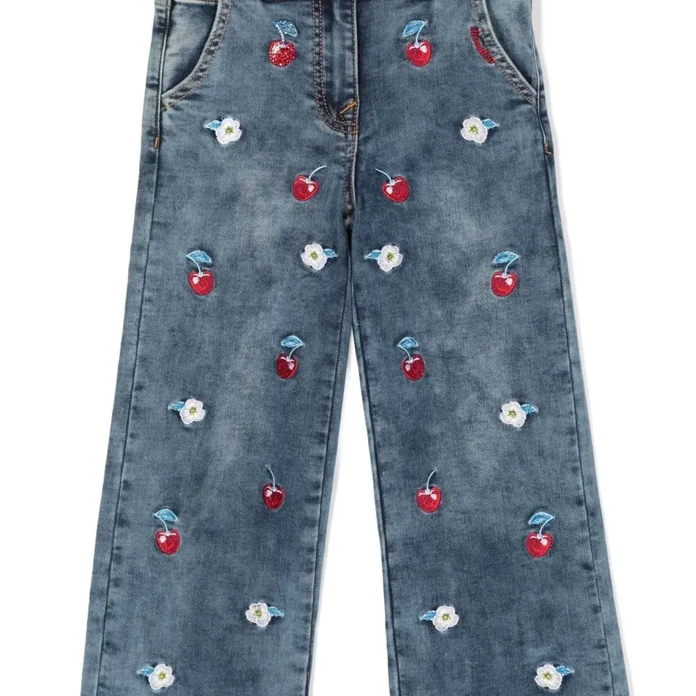 Джинсы с бахромой и цветочной вышивкой