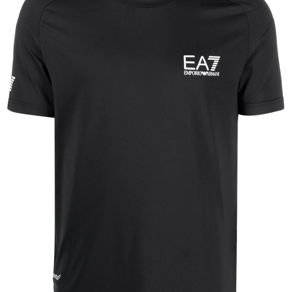 Футболка с логотипом