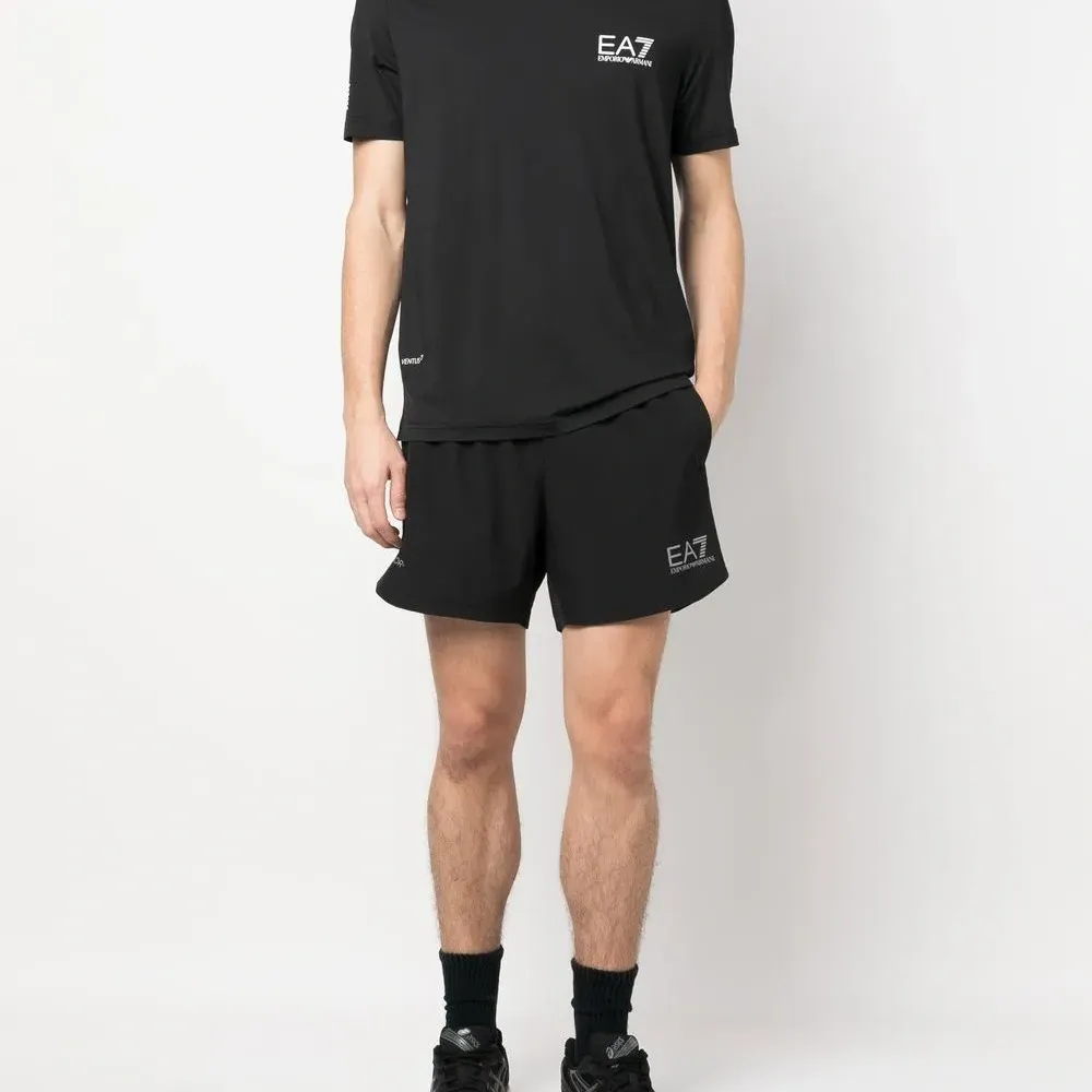 Футболка с логотипом