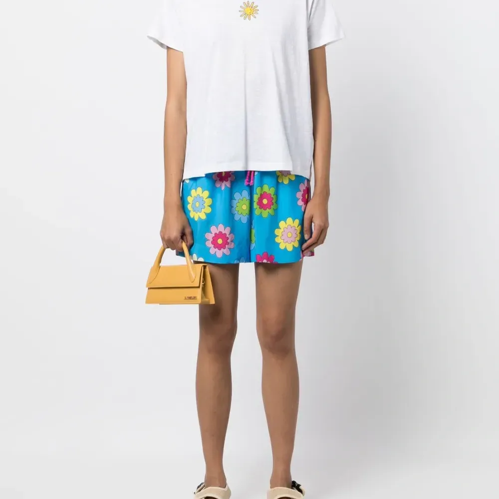 Футболка с вышивкой