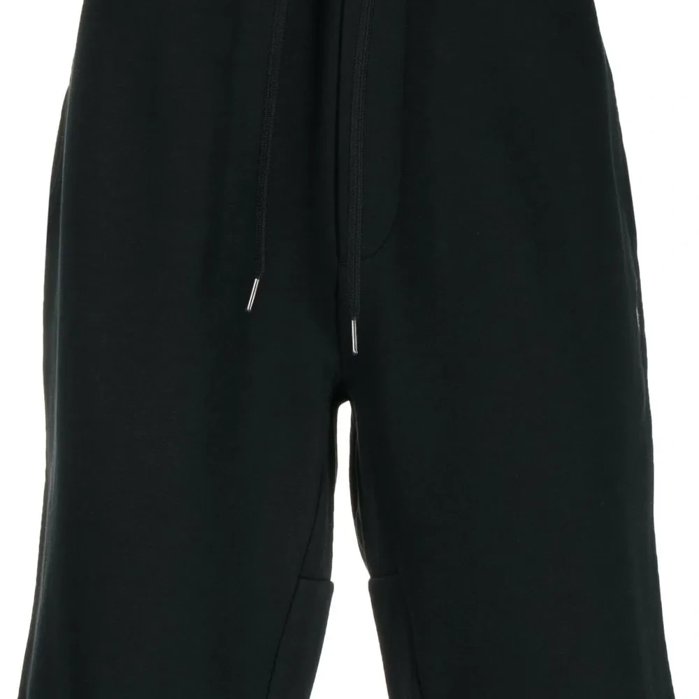 Спортивные шорты с вышитым логотипом