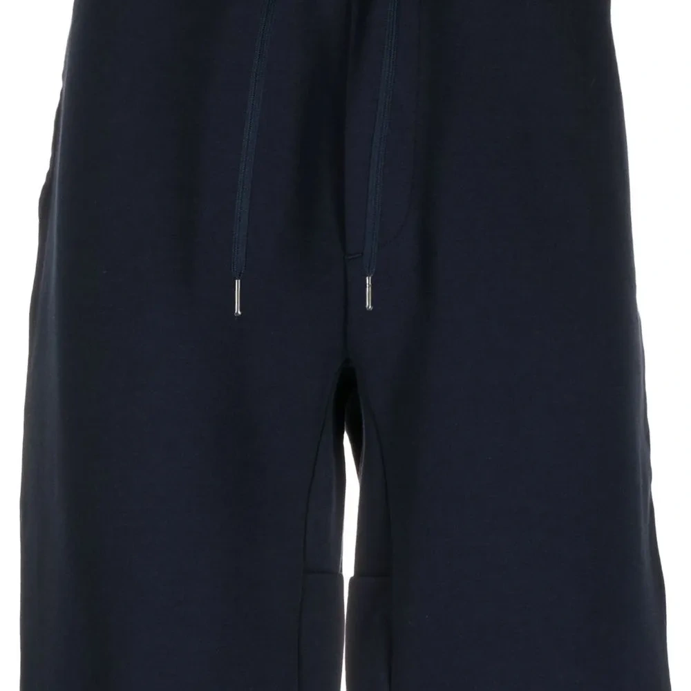 Спортивные шорты с вышитым логотипом