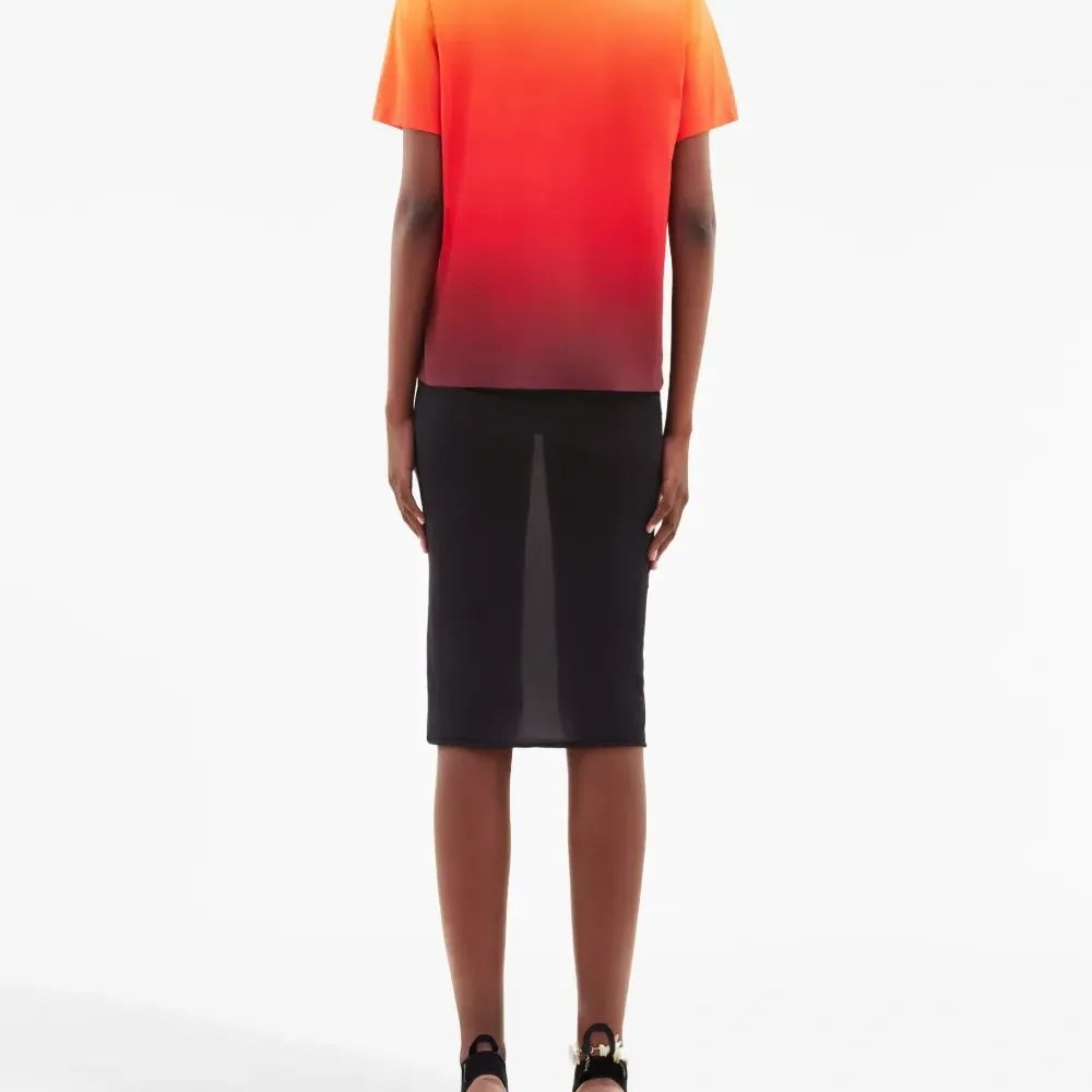 Футболка с эффектом градиента и вышитым логотипом