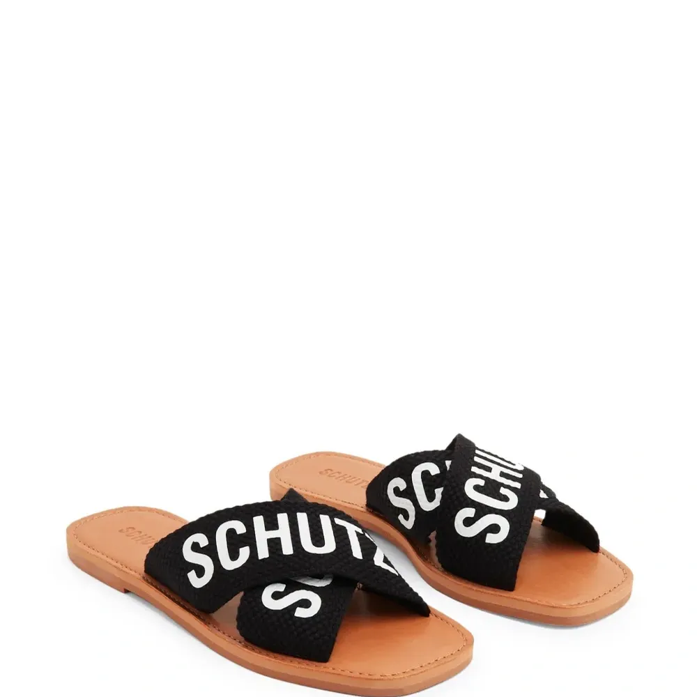 Шлепанцы с логотипом