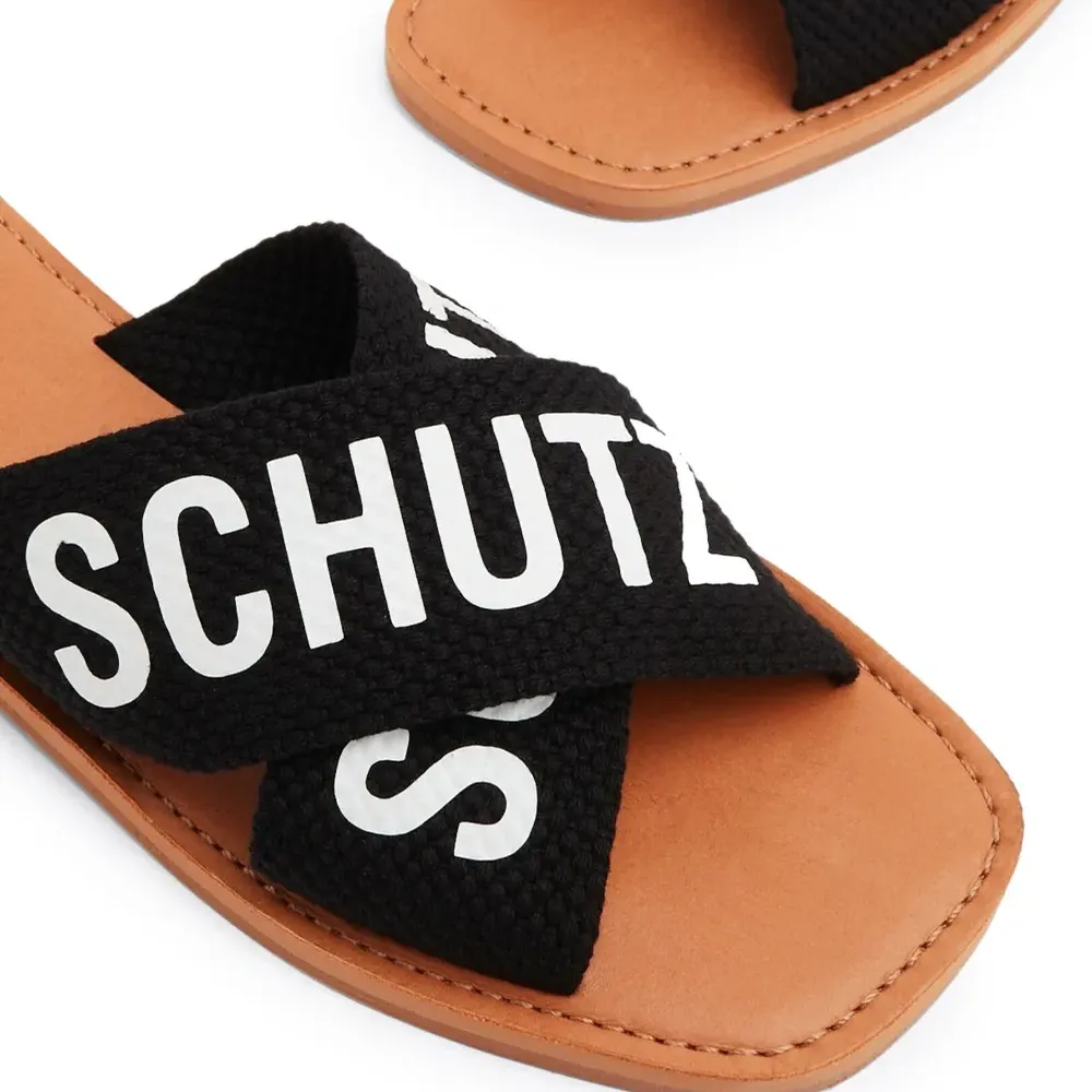 Шлепанцы с логотипом