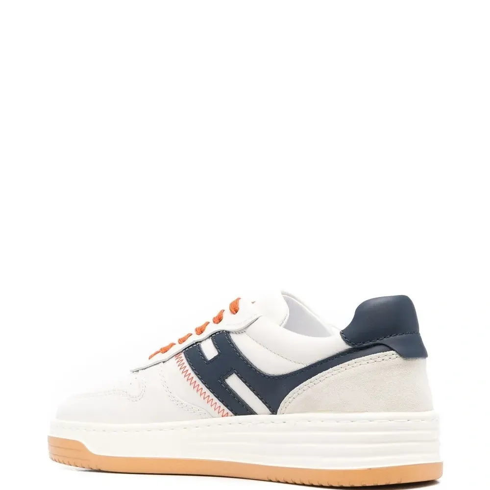 Кроссовки с нашивкой-логотипом