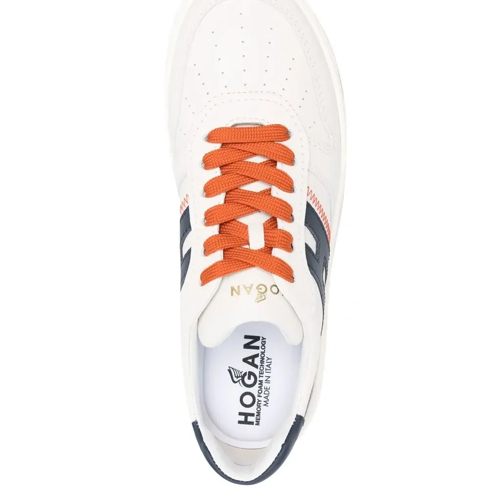 Кроссовки с нашивкой-логотипом