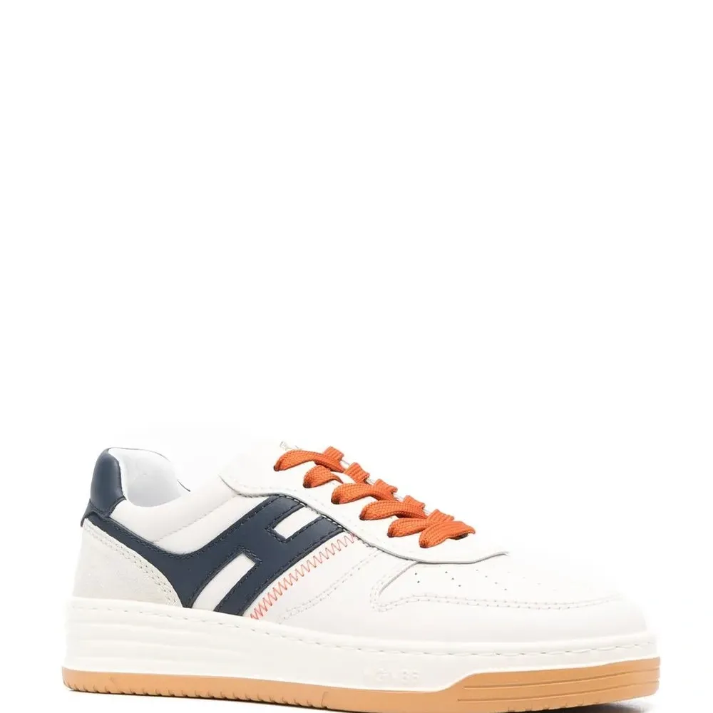 Кроссовки с нашивкой-логотипом