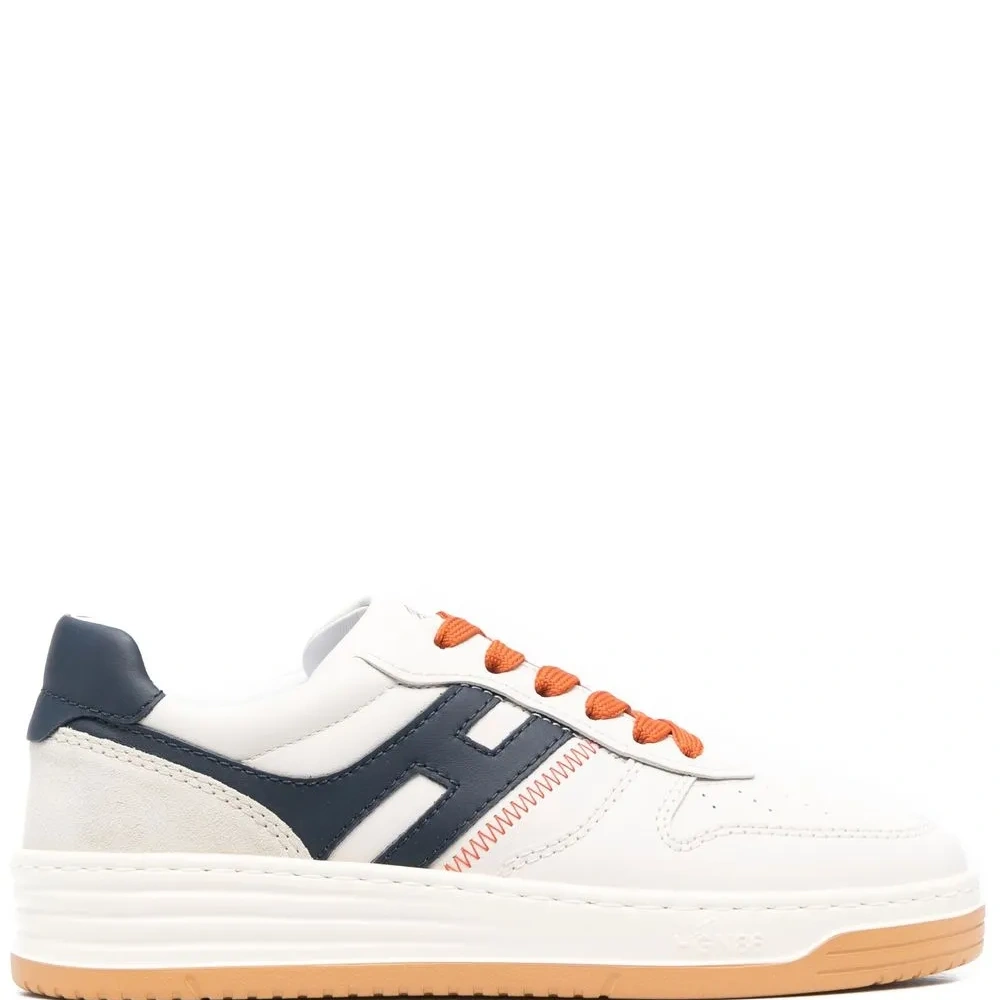 Кроссовки с нашивкой-логотипом