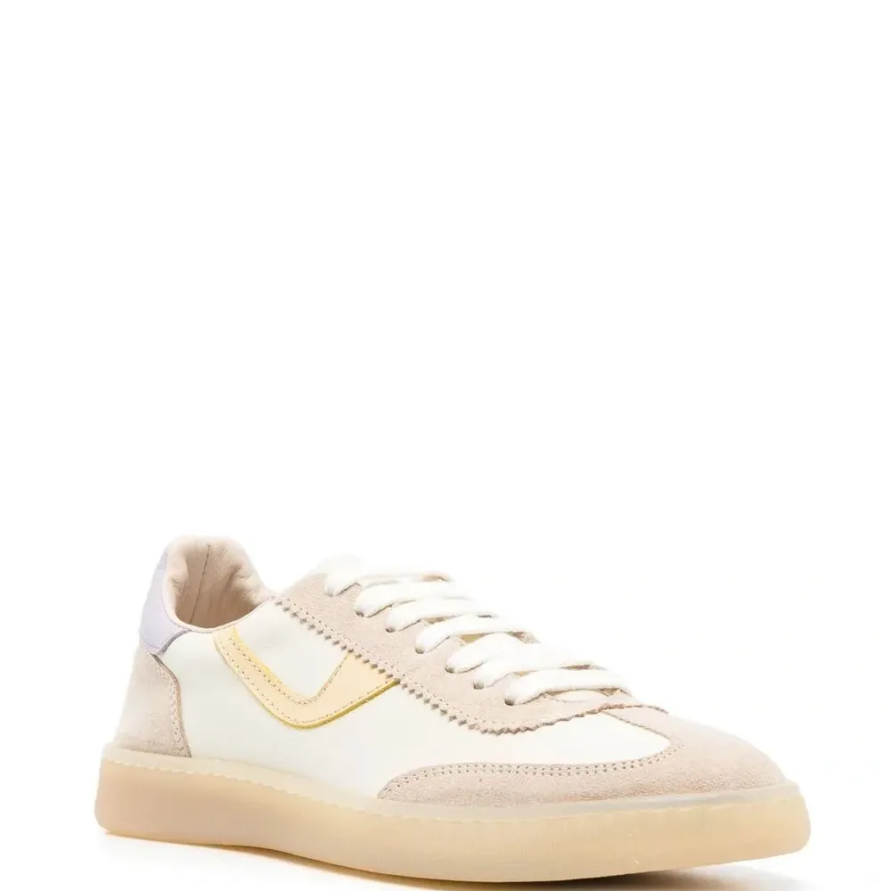 Кроссовки на шнуровке