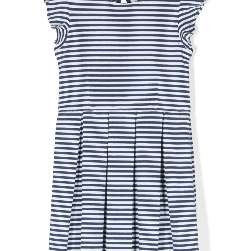 Полосатое платье со складками