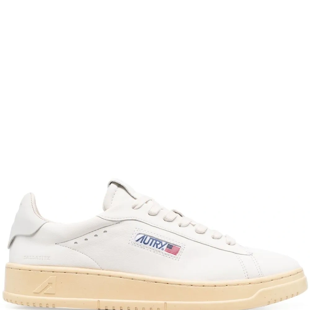 Кроссовки с нашивкой-логотипом