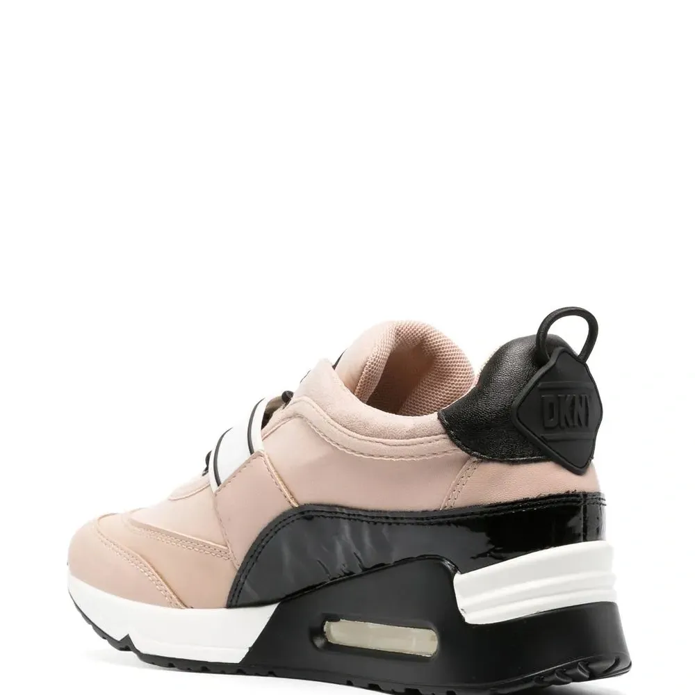 Кроссовки с логотипом